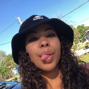 Meet your Posher, Lamia